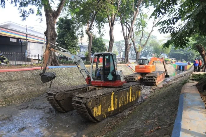 Dinas PUPR Kota Tangerang normalisasi irigasi depan lapangan Ahmad Yani