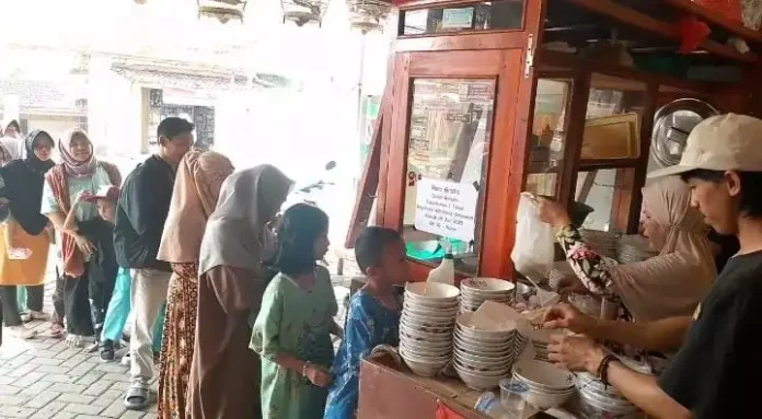 Jum'at Berkah, Pedagang Bakso di Pandeglang Bagi-bagi Bakso Gratis ke Warga