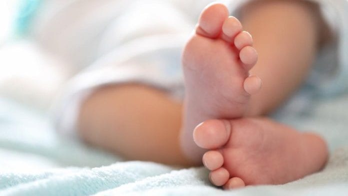 Viral, Seorang Bayi Laki-laki Ditemukan di Depan Rumah Warga Cakung, Pelaku Tinggalkan Surat untuk Dirawat