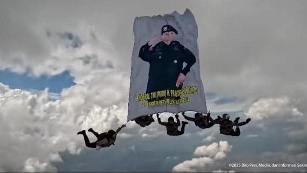 Polri juga mengibarkan bendera wajah Presiden Prabowo di udara (Tangkapan layar YouTube Setpres).