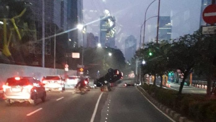 2 Pemotor Terluka Imbas Mobil Tabrak Separator Busway di Jalan Gatsu