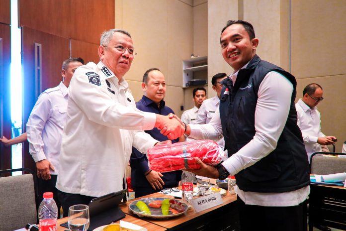Peringati HUT ke-80 RI, Pemkot Tangsel Bagikan Ribuan Bendera Merah Putih
