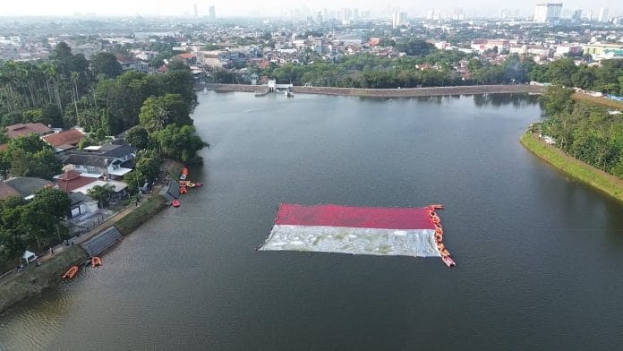 Pertama Kali, Bendera Merah Putih Raksasa Berkibar di Situ Gintung Tangsel