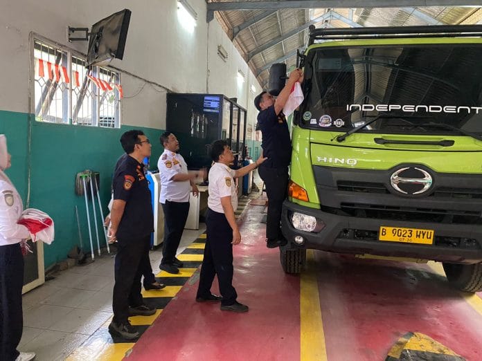Meriahkan HUT RI ke-80, Dishub Tangsel Bagikan Ribuan Bendera Merah Putih