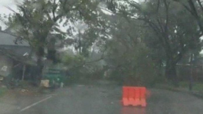 Hujan Deras Disertai Angin Kencang Terjang Tangsel Sore Ini, BMKG Imbau Warga Waspada Cuaca