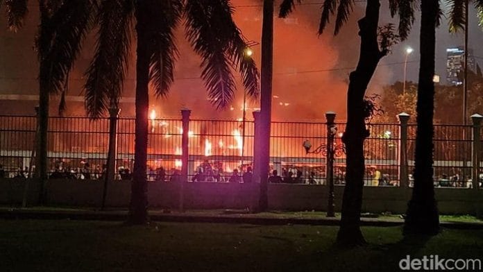 Massa Demo di DPR Memanas, Gerbang Tol Pejompongan Dibakar