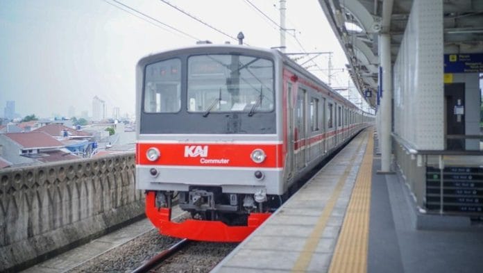 KRL Rute Jakarta-Bogor Anjlok di Stasiun Jakarta Kota, Penumpang Dievakuasi