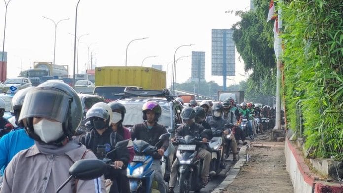 Macet Parah di TB Simatupang Jaksel, Warga: Lebih Cepat Jalan Kaki