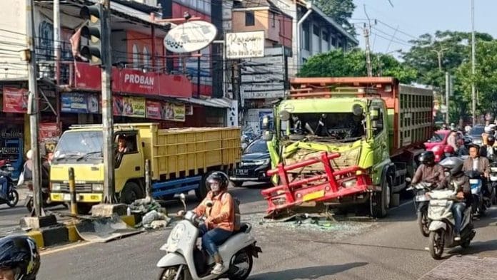 Jl Ir H Juanda Ciputat Macet Parah Pagi Ini Imbas Kecelakaan Truk di Pasar Gintung