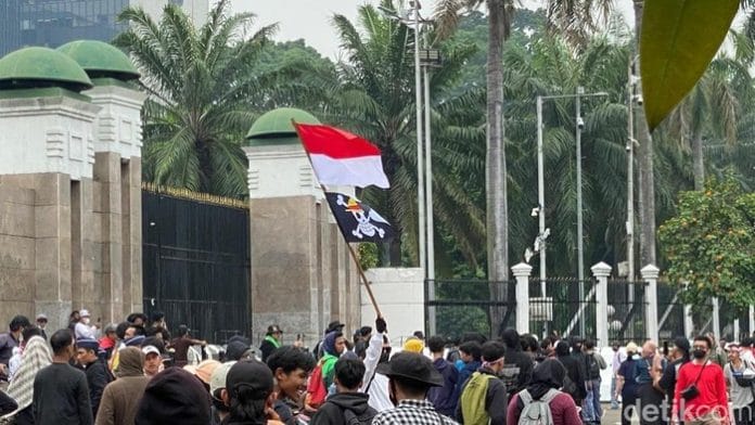 Bendera One Piece Berkibar Saat Demo di Depan DPR RI Hari Ini