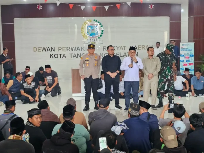 Isu Demo di Tangsel Ternyata Tidak Benar, Ratusan Warga Justru Padati DPRD untuk Nyatakan Dukungan