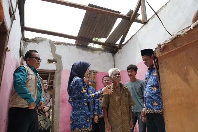 Bupati Serang Janji Perbaiki Rumah Warga Terdampak Puting Beliung