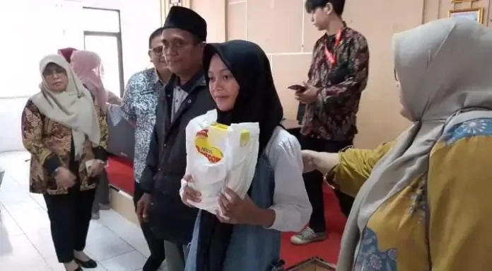 Pemprov Banten Bantu 1.200 Keluarga Rentan di Pandeglang dengan Beras dan Susu