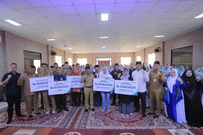 Pemkot Tangerang Serahkan Santunan JKM Rp42 Juta ke Guru Ngaji dan RT-RW