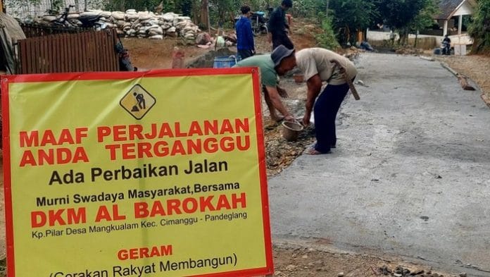 PAD Kecil Jadi Alasan Pemkab Pandeglang Biarkan Warga Bangun Jalan Secara Swadaya