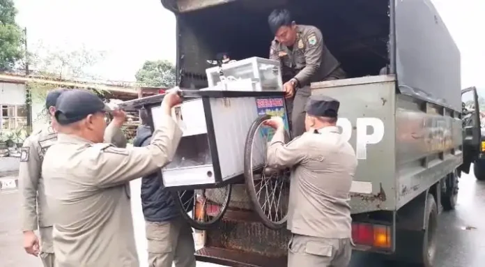 PKL Alun-Alun Pandeglang Digulung Satpol PP, Muncul Dugaan Pungli di Baliknya