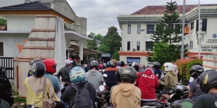 Tak Ada Perpanjangan, Warga Serbu Samsat Pandeglang di Hari Terakhir Pemutihan Pajak