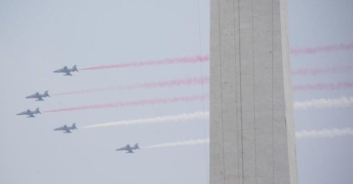 Langit Monas Bergetar: Aksi Jupiter Aerobatic Team Bikin Ribuan Warga Terkagum di HUT ke-80 TNI