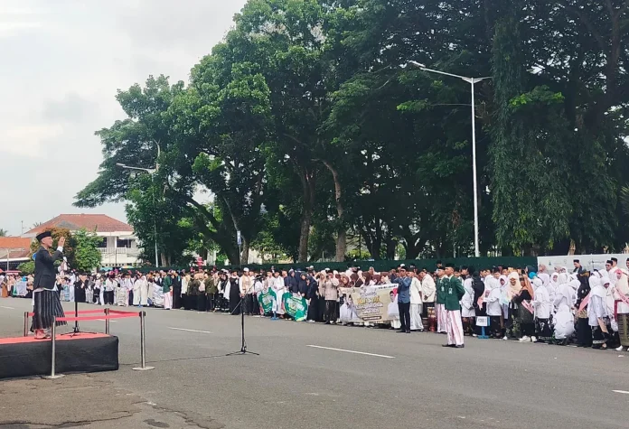 Santri Lebak Padati Alun-alun, Bupati Hasbi: Hari Santri Adalah Nyala Perjuangan dan Keteladanan
