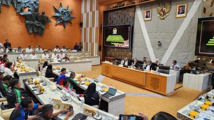DPR Perjuangkan Tiga Hak Sopir Logistik: Gratis Perpanjangan SIM hingga Akses Rumah Subsidi