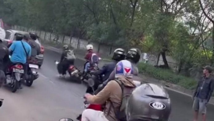 Pemotor Bertumbangan di Jalan Cacing, Gara-gara Truk Tangki Terguling dan Tumpahkan Minyak