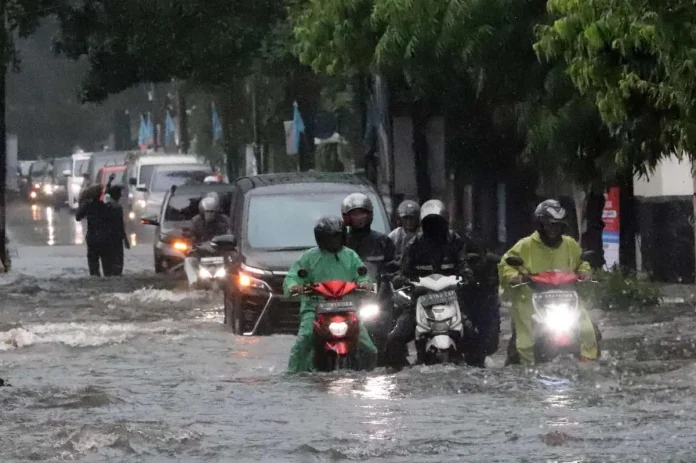 BMKG Peringatkan Cuaca Ekstrem, Kemenkes Minta Warga Siapkan Starter Kit dan Vaksin Flu