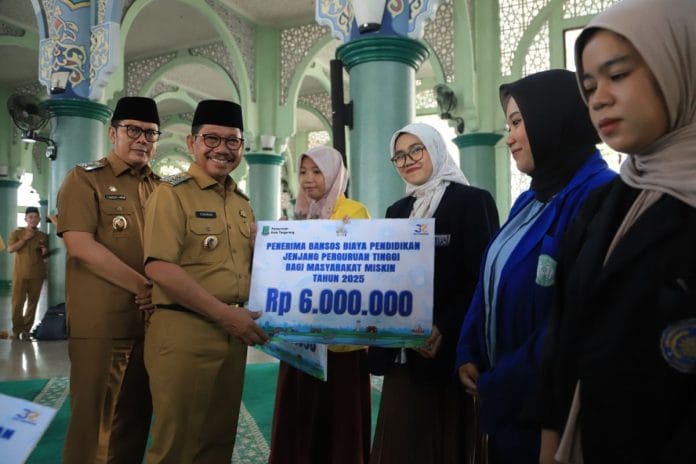 TANGERANG - Kesempatan besar bagi mahasiswa kurang mampu di Kota Tangerang akhirnya resmi dibuka. Pemerintah Kota Tangerang melalui Dinas Sosial (Dinsos) meluncurkan pendaftaran Bantuan Sosial (Bansos) Mahasiswa 2026 yang dapat diakses langsung lewat aplikasi Tangerang LIVE mulai 17 November hingga 1 Desember 2025. Kepala Dinsos Kota Tangerang, Mulyani, menyampaikan bahwa program ini dirancang untuk meringankan beban pendidikan mahasiswa yang membutuhkan. Bantuan yang diberikan sebesar Rp6 juta per penerima, diberikan satu kali dalam setahun, dan tidak bersifat berkelanjutan. “Pemkot Tangerang mendorong mahasiswa kurang mampu untuk segera memanfaatkan program ini guna mendukung keberlangsungan pendidikan mereka. Pendaftaran dilakukan secara mandiri melalui aplikasi Tangerang LIVE,” kata Mulyani, Senin (17/11/2025). Ia menjelaskan bahwa proses pengajuan dibuat sesederhana mungkin. Warga hanya perlu membuka aplikasi Tangerang LIVE, memilih menu ‘Bansos Mahasiswa’, lalu mengikuti instruksi hingga pengajuan rampung. “Pemkot Tangerang mengimbau calon pendaftar untuk menyiapkan seluruh berkas sedini mungkin agar proses pengajuan dapat berjalan lancar. Informasi lebih lanjut mengenai Bansos Mahasiswa 2026 dapat diperoleh melalui nomor resmi 0895-6087-22422,” tambahnya. Adapun persyaratan bagi calon penerima meliputi: Mahasiswa kurang mampu yang masuk DTSEN desil 1–5 Memiliki KTP elektronik dan KK Kota Tangerang Bukti diterima di perguruan tinggi (untuk mahasiswa baru) Surat keterangan mahasiswa aktif (untuk mahasiswa berjalan) Transkrip nilai terakhir Surat pernyataan bermaterai yang menyatakan tidak sedang menerima bantuan pendidikan dari pihak lain Nomor rekening bank aktif Program ini diharapkan menjadi dorongan baru bagi mahasiswa untuk tetap melanjutkan studi tanpa hambatan finansial.