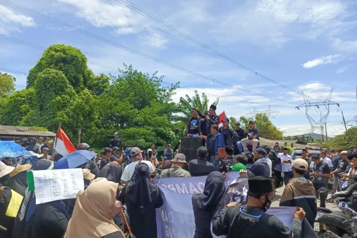Warga Bojonegara Geram, Jalan ke Tol Cilegon Timur Diblokade Gara-Gara Truk Tambang