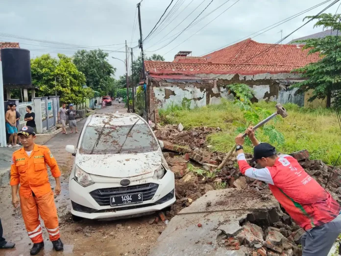 PMI Cilegon Gerak Cepat Usai Tembok Permukiman Roboh Diterjang Banjir