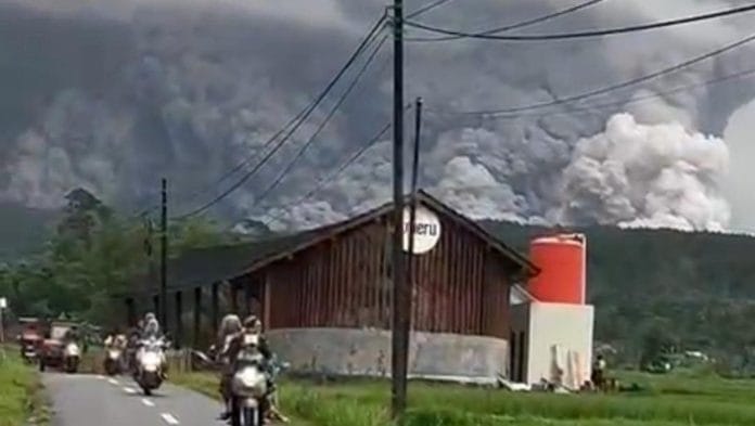 Erupsi Semeru Picu Evakuasi Besar, Tambang Dihentikan dan Warga Relokasi Ikut Panik