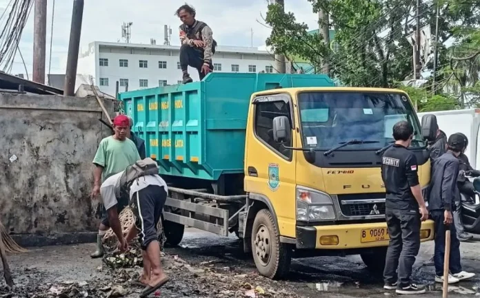 DLH Tangsel Gerak Cepat Bersihkan Tumpukan Sampah di Pasar Cimanggis