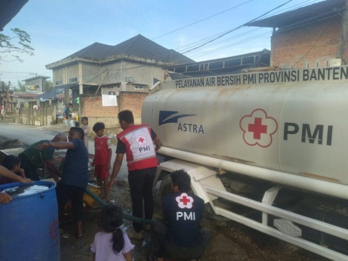 Relawan PMI Kabupaten Tangerang Hilir Mudik Suplai Air Bersih untuk Korban Banjir Bandang Aceh
