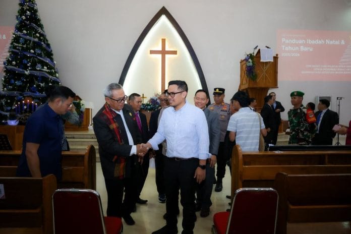CIPUTAT - Pemerintah Kota Tangerang Selatan memastikan perayaan Malam Natal 2025 berlangsung aman, tertib, dan penuh kekhidmatan. Wakil Wali Kota Tangsel, Pilar Saga Ichsan, turun langsung meninjau pelaksanaan ibadah di sejumlah gereja pada Rabu (24/12/2025). Salah satu lokasi yang dikunjungi adalah Gereja Huria Kristen Batak Protestan (HKBP) Distrik XXI Banten di kawasan Ciputat. Peninjauan dilakukan sejak sore hari dengan menyambangi titik-titik strategis rumah ibadah yang menggelar perayaan Natal. Di lapangan, Pilar memastikan sistem pengamanan berjalan optimal sehingga jemaat dapat menjalankan ibadah dengan aman dan nyaman. “Kami ingin memastikan saudara-saudara kita umat Kristiani dapat menjalankan ibadah Natal dengan tenang, aman, dan khidmat. Alhamdulillah, situasi terpantau kondusif dan pengamanan berjalan baik,” ujar Pilar di sela peninjauan. Ia mengapresiasi sinergi seluruh unsur pengamanan, mulai dari TNI, Polri, hingga petugas terkait yang telah bersiaga menjaga ketertiban dan keamanan selama perayaan Natal. Menurut Pilar, kolaborasi lintas sektor menjadi kunci terciptanya suasana damai dan toleran di Kota Tangerang Selatan. “Terima kasih kepada seluruh petugas yang bertugas. Ini adalah wujud kebersamaan dan semangat toleransi yang terus kita jaga,” tambahnya. Selain memantau pengamanan, Pilar juga berdialog dengan pengurus gereja dan jemaat, sekaligus menyampaikan ucapan selamat Natal. Ia berharap momentum Natal dapat memperkuat persaudaraan, menebarkan kedamaian, serta menjaga kerukunan di tengah masyarakat yang majemuk. Pilar menegaskan, Pemerintah Kota Tangerang Selatan akan terus melakukan pengamanan hingga seluruh rangkaian perayaan Natal dan Tahun Baru selesai. Ia juga mengimbau masyarakat untuk tetap menjaga ketertiban dan saling menghormati demi terciptanya suasana yang aman dan damai.