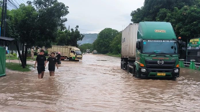 Jalan Utama Cilegon–Anyer Kembali Terendam Banjir, Warga : Ini Sudah Langganan